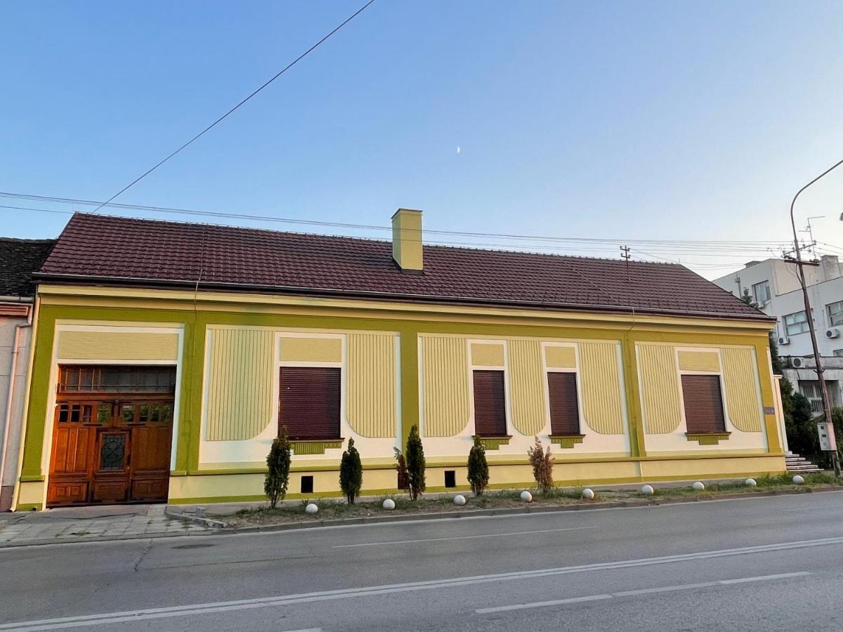 Pb Urban Garden Stay With Secured Parking Σρέμσκα Μιτρόβιτσα Εξωτερικό φωτογραφία