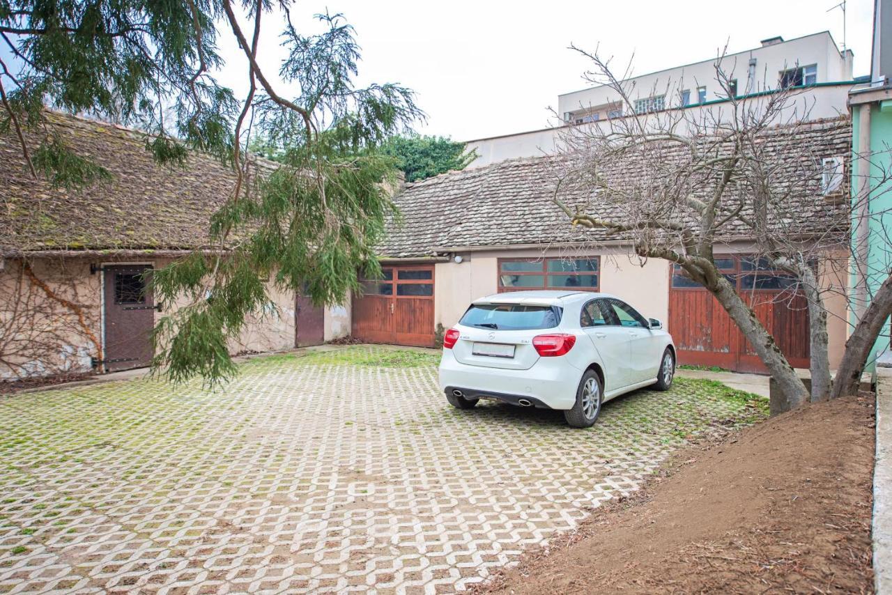 Pb Urban Garden Stay With Secured Parking Σρέμσκα Μιτρόβιτσα Εξωτερικό φωτογραφία